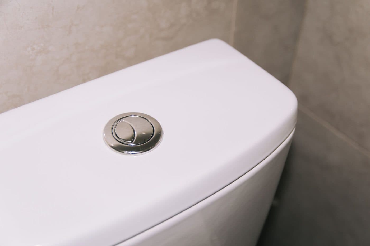 Mécanisme intérieur d'une chasse d'eau de toilettes ouvert pour réparation
