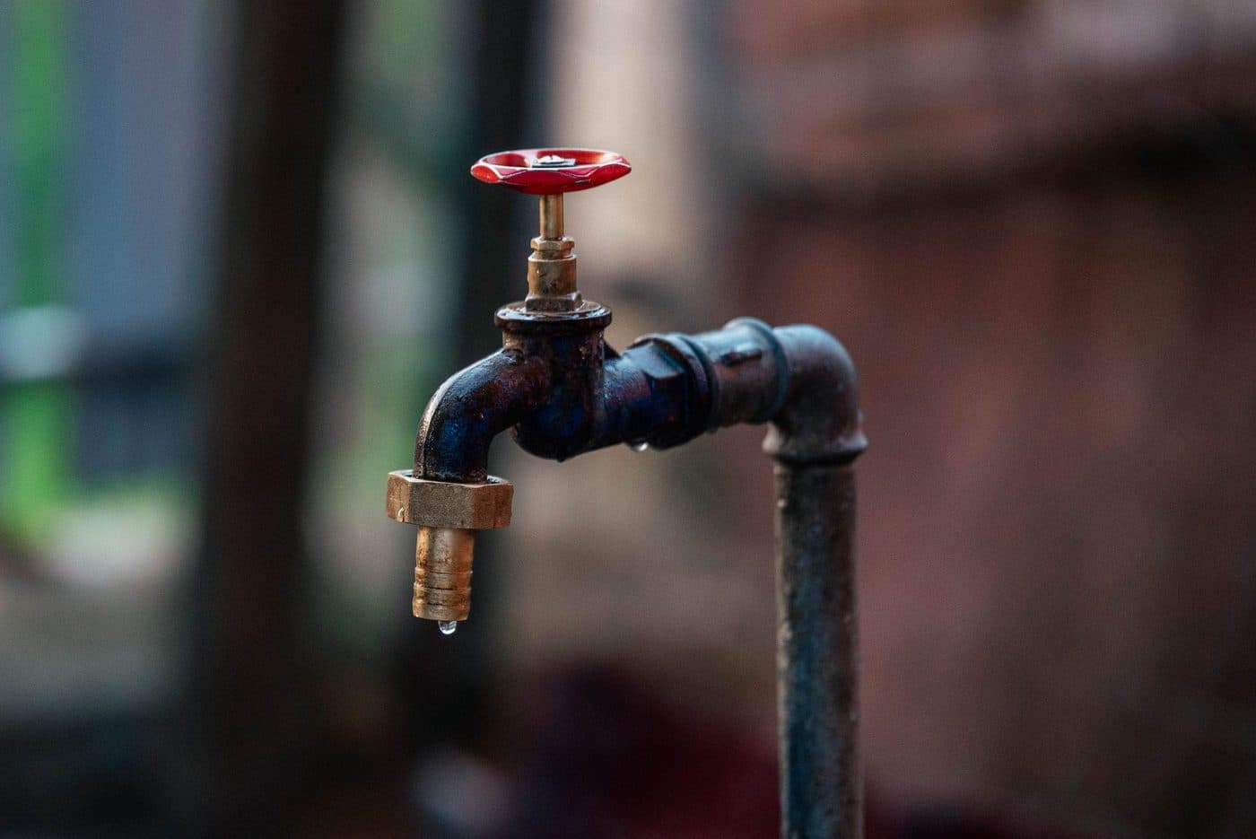 Groupe de sécurité d'un chauffe-eau électrique avec tuyau d'évacuation