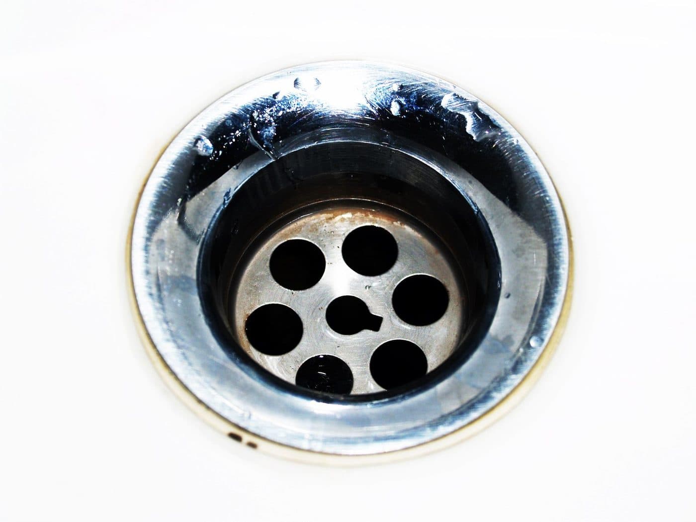 Siphon de lavabo démonté pour vérification lors d'un entretien de plomberie