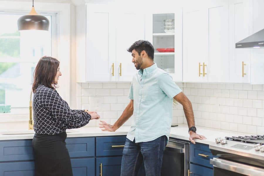 Échange entre un professionnel et un client dans une cuisine