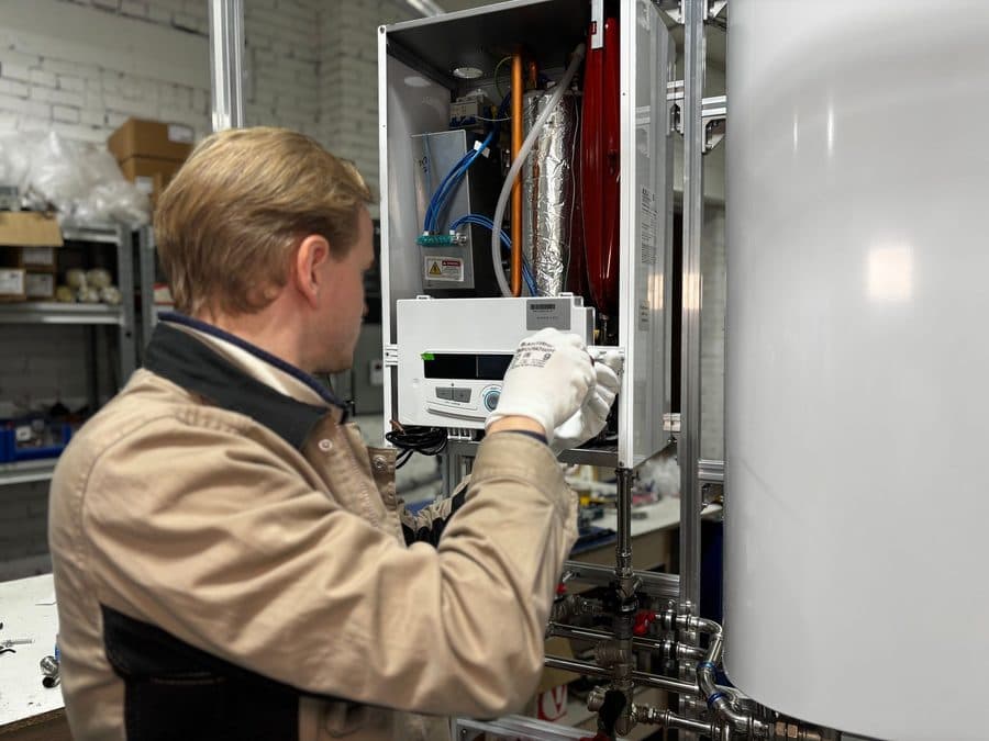 Technicien réglant un chauffe-eau